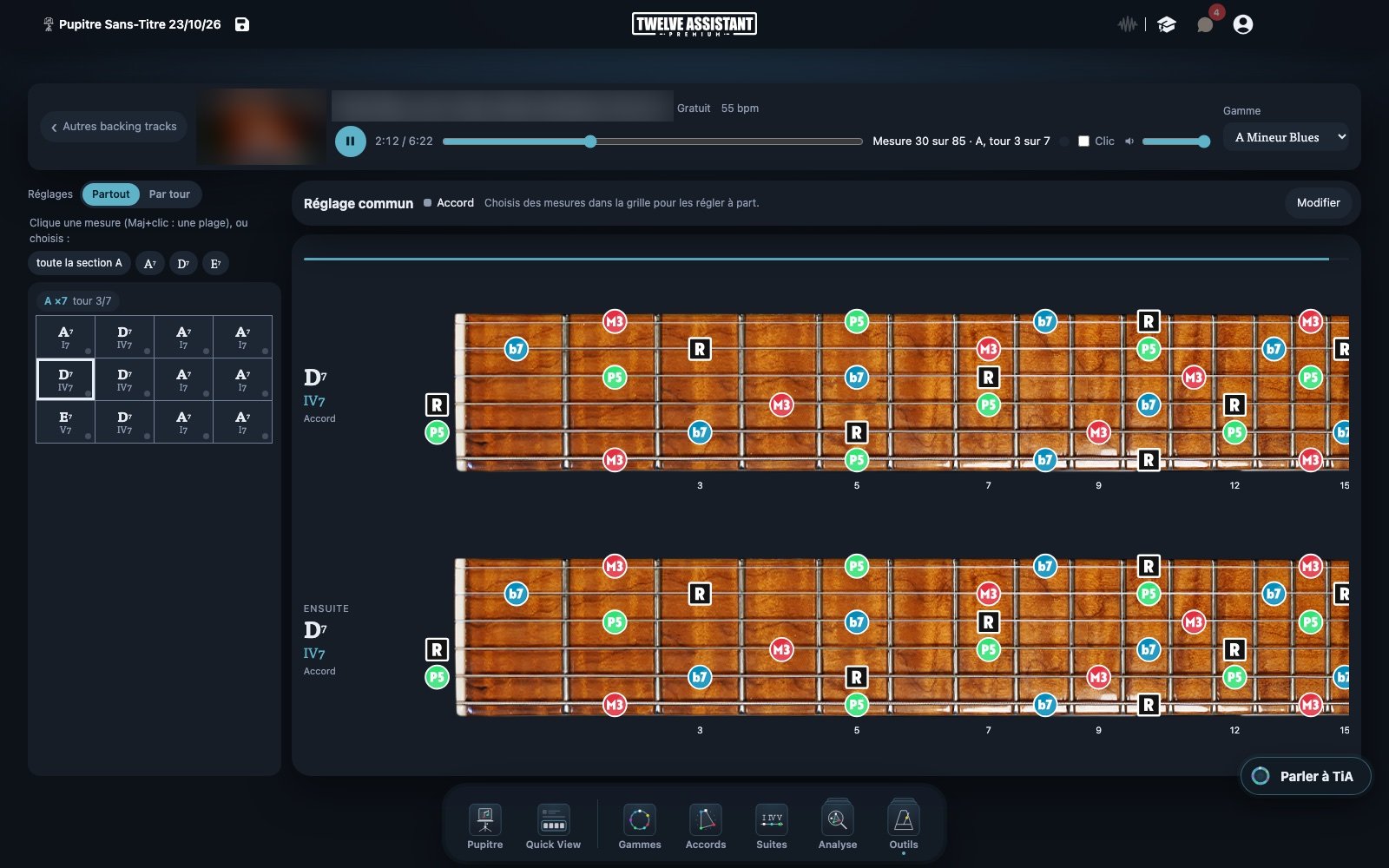 Le Jam Player joue un backing track avec sa grille, et le manche suit chaque mesure
